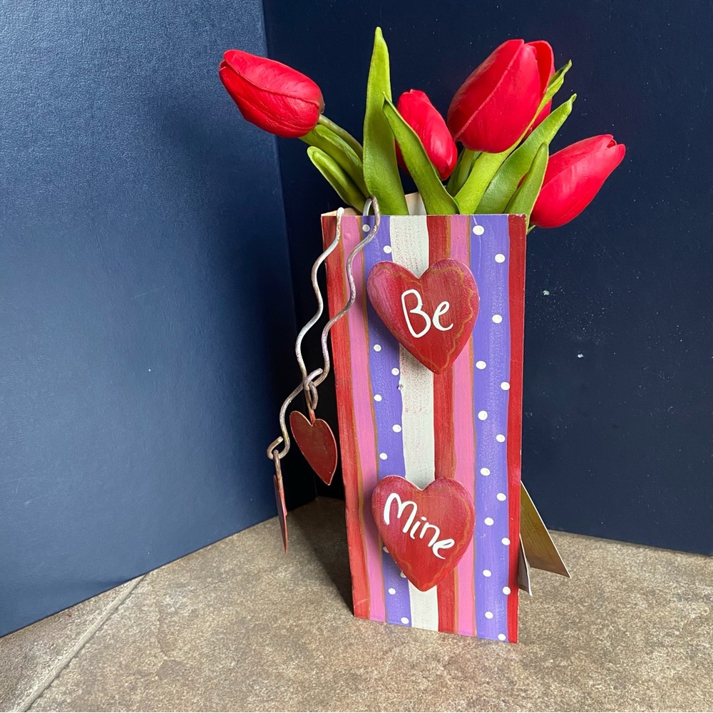NWT - RETIRED STYLE  Vase by The Round Top Collection Metal Valentines Decor